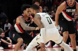 开云官网-开拓者逆转赢球，利拉德末节发威