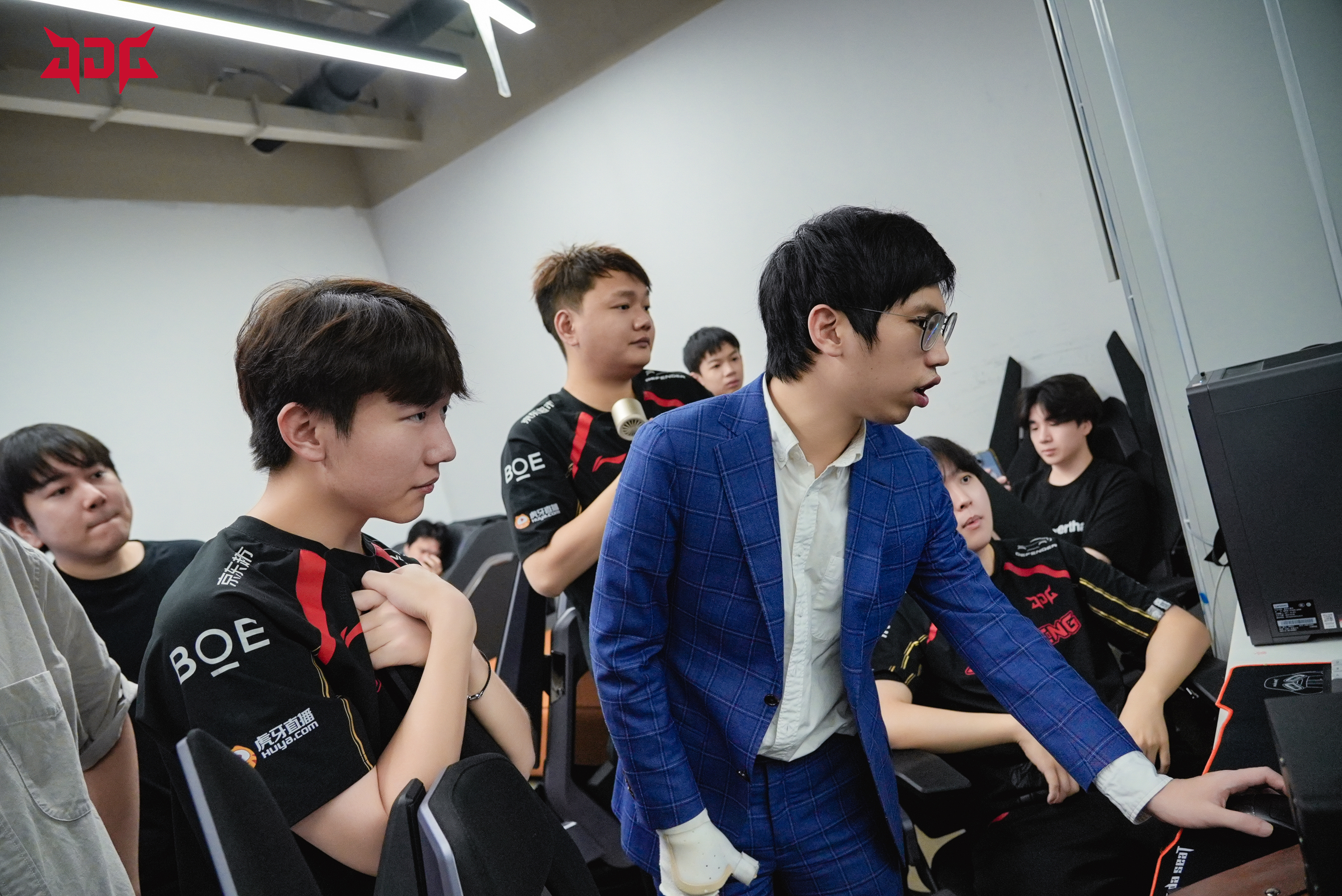 JDG横扫TES,Knight团战一打五2025世界赛3:0(上海) JDG横扫TES,Knight团战一打五2025世界赛3:0(上海)