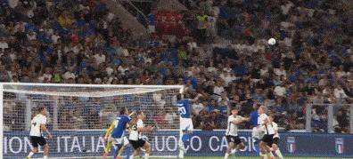 欧预赛比赛强对决，球队全力备战争夺冠军荣誉