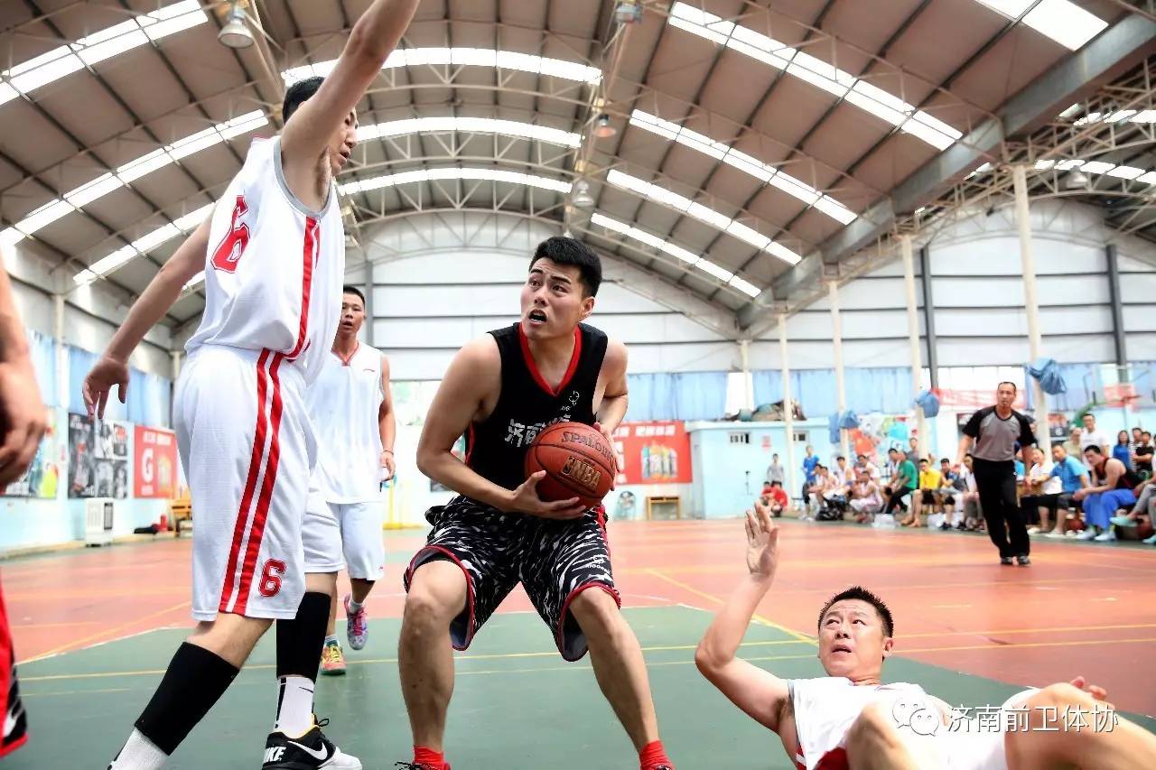 篮球比赛中出现悬疑情节意外发生 篮球比赛中出现悬疑情节意外发生