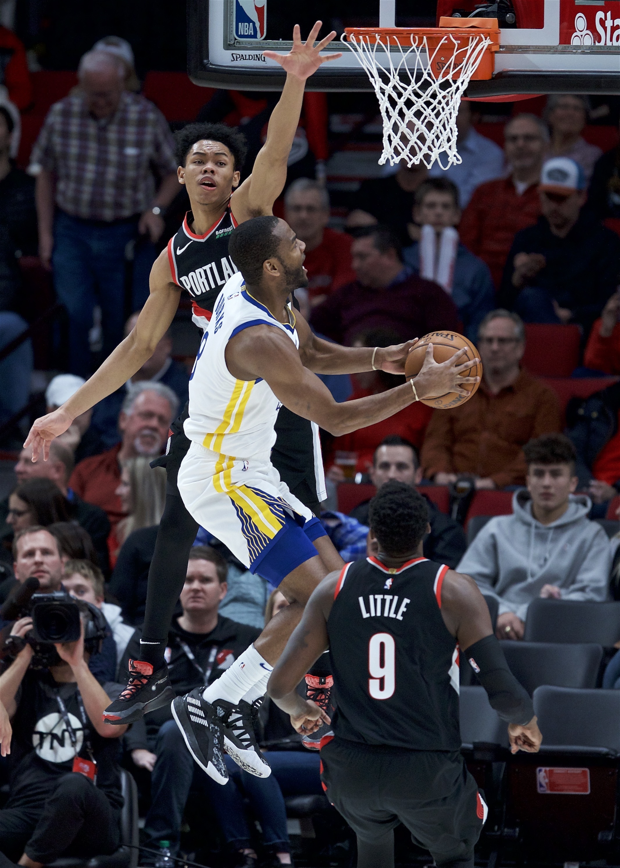 开拓者主场大胜国王,利拉德表现全面 开拓者主场大胜国王,利拉德表现全面