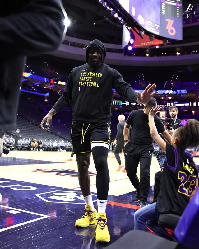 湖人队球迷期待下赛季拥有更好成绩 湖人队球迷期待下赛季拥有更好成绩