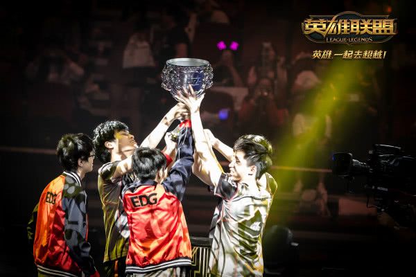 关于100T碾压FNC，Uzi开启传奇时刻激烈交锋2025世界赛，留下经典瞬间的信息